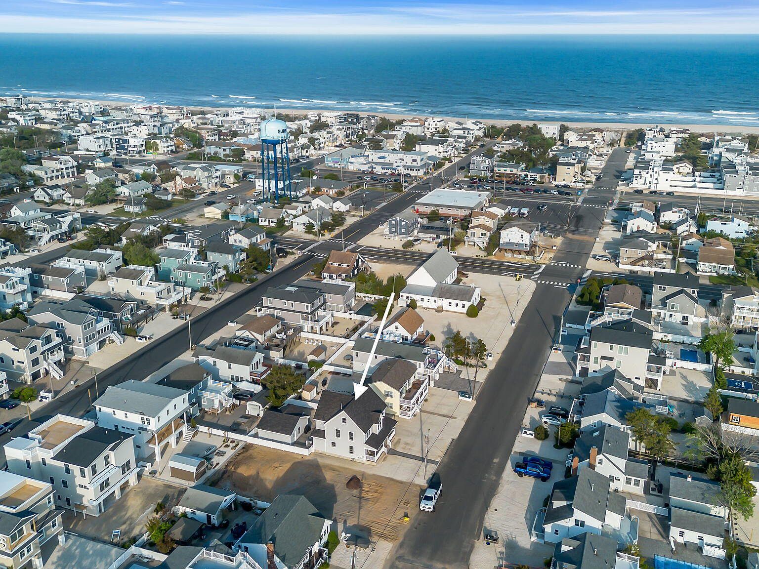 Aerial photograph of 233 N 7th Street showing the Surf City colonial set on its block, with the Atlantic ocean and water tower visible just two and a half blocks away to the east